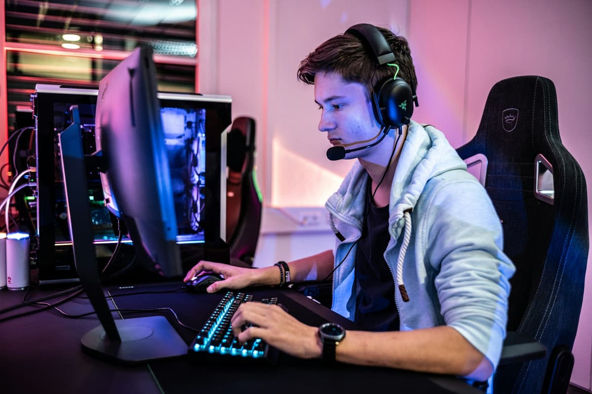 Une session de jeu en ligne, casque sur les oreilles